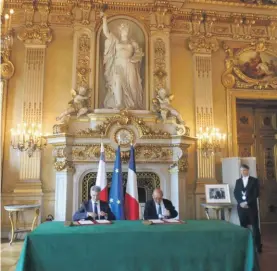  ??  ?? The Maltese and French Ministers of Foreign Affairs sign the administra­tive arrangemen­t between their respective ministries