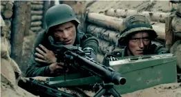  ??  ?? 德军阵地上，士兵使用MG42机枪