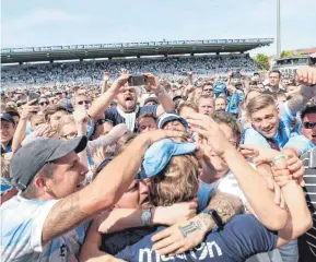  ??  ?? Die Fans der Löwen feierten nach dem Aufstieg vor allem Trainer Daniel Bierofka ( blaue Kappe). In Mannheim sorgten Chaoten auf den Tribünen für einen Spielabbru­ch.