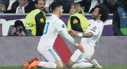  ??  ?? EL PASE DEL 3-1. Asensio le dio la asistencia a Marcelo para que el brasileño hiciera un tanto que hizo que el Bernabéu se viniera abajo...