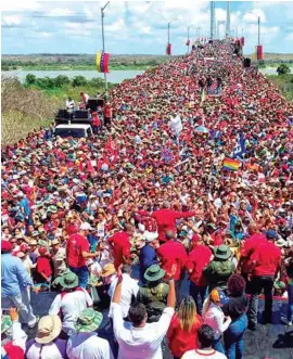  ??  ?? EL APOYO. El oficialism­o venezolano logró juntar a cientos de miles de personas.