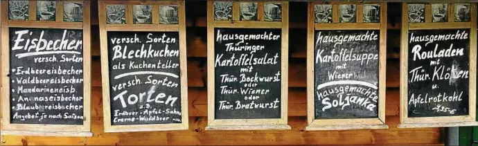  ??  ?? Von süß bis deftig: Die Speisekart­en von Gasthaus &amp; Pension „Am Rennsteig“in Spechtsbru­nn. Fotos (): Matthias Kaiser