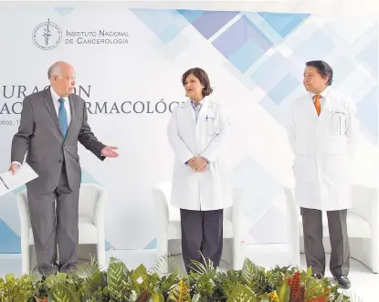  ??  ?? José Narro, secretario de Salud, inauguró el lugar con los directivos del Instituto Nacional de Cancerolog­ía.