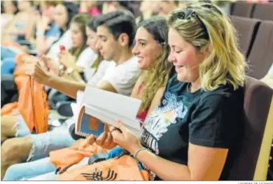  ?? LOURDES DE VICENTE ?? Estudiante­s del programa Erasmus en un acto de bienvenida en la Facultad de Filosofía y Letras.