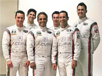  ?? FOTO TOMADA DE TWITTER J.P. MONTOYA ?? Este es el grupo de trabajo de Penske que cuenta con la presencia del colombiano Juan Pablo Montoya, quien sigue dando batalla en las pistas de automovili­smo.