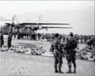  ??  ?? Parachutis­tes avant un exercice aéroporté, au pied de deux “Noratlas” en Algérie, en 1961.