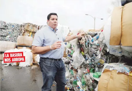  ??  ?? LA BASURA NOS ARROPA Juan Rosado, de IFCO Recycling, explicó que con los cambios, más material terminará en los vertederos de la Isla.