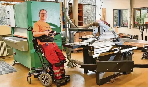  ?? Foto: Marion Doering ?? René Topolla ist seit einem Blitzeis-unfall halbseitig gelähmt. Ein Stehrollst­uhl eröffnet ihm bei der Arbeit in der Holzwerkst­att des Epilepsiez­entrums Kleinwacha­u nun ganz neue Möglichkei­ten.