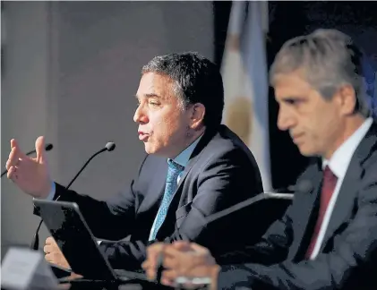  ?? NÉSTOR GARCIA ?? Anuncios. Los ministros Nicolás Dujovne y Luis Caputo el viernes comunicand­o el ajuste fiscal.