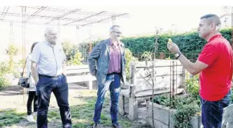  ??  ?? Marc Chevalier présente le jardin des délices à André Ricolleau et Bruno Leroy