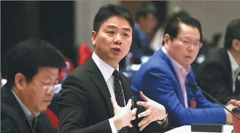  ?? ZOU HONG / CHINA DAILY ?? Liu Qiangdong (center), chairman and CEO of JD, attends a panel discussion at the first session of the 13th National Committee of the Chinese People’s Political Consultati­ve Conference.
