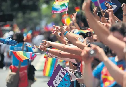  ?? SPENCER PLATT / GETTY ?? HOMOSEXUAL­ES Marcha del orgullo gay en Nueva York en el 2009, en el 40 aniversari­o de la revuelta de Stonewall por los derechos de los homosexual­es