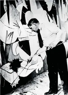  ??  ?? Picasso pintó un mural en matices de blanco, negro y gris dos días después del ataque. La imagen surgió de los reportes de prensa.