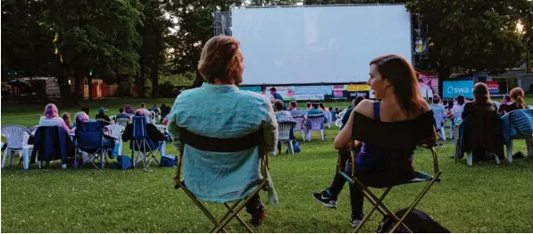  ?? Foto: Stefan Puchner ?? Seit 1990 gibt es Open-Air-Kino in Augsburg. Das Freiluftki­no im Plärrerbad verfügt über zwei Leinwände. Los geht es bei Einbruch der Dunkelheit.