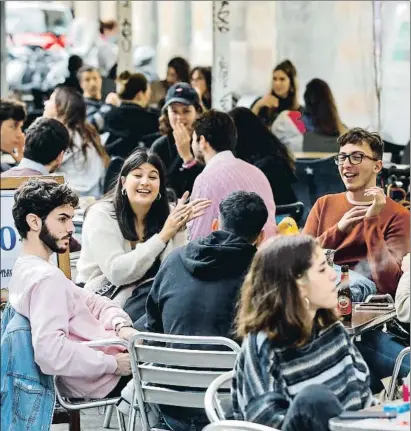  ?? ÀLEX GARCIA ?? Una terrassa on ahir s’incomplia clarament la distància de dos metres per evitar contagis