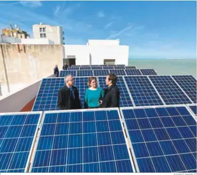  ?? EULOGIO GONZÁLEZ ?? Planta fotovoltai­ca instalada en la azotea de una vivienda en Cádiz.