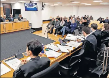  ??  ?? Abogados de las partes y acusados, en la sala del Palacio de Justicia de Navarra donde se celebra el juicio.