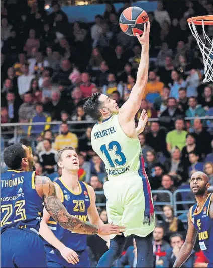  ?? FOTO: EFE ?? Thomas Heurtel, base del Barça Lassa, encestando una canasta entre varios defensores del Khimki en el encuentro de ayer