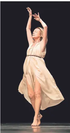  ?? FOTO: CAMILLE BLAKE ?? Elisabeth Schwartz erinnert in „Isadora Duncan“an die Pionierin des modernen Tanzes.