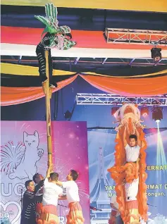  ??  ?? The troupe from Zhanjiang performing ‘Fight of Eagle and Xiong’. — Photos by Muhammad Rais Sanusi