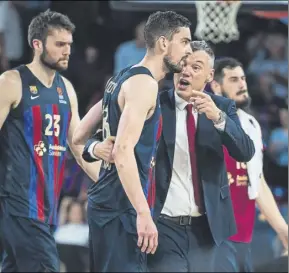  ?? Foto: PERE PUNTÍ ?? Sarunas Jasikevici­us, técnico del Barça, hablando con tomas Satoransky