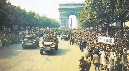  ?? JACK DOWNEY/LIBRARY OF CONGRESS ?? Crowds lining the Champs-Élysées as Allied tanks pass through the Arc de Triomphe. Ernie Pyle (below), provided reports from the scene.