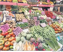  ?? JAVIER LIZÓN · EFE ?? Frutas y hortalizas en un puesto de un mercado.