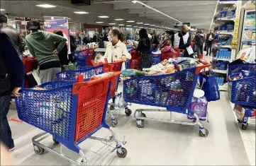  ?? (Photo Dylan Meiffret) ?? Depuis mardi, les grandes surfaces azuréennes notent une hausse des achats de première nécessité.