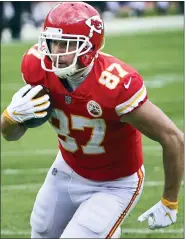  ?? REED HOFFMANN — THE ASSOCIATED PRESS ?? Kansas City Chiefs tight end Travis Kelce heads to the end zone for a touchdown against the Cleveland Browns during the Chiefs’ 22-17division­al playoff victory on Sunday.