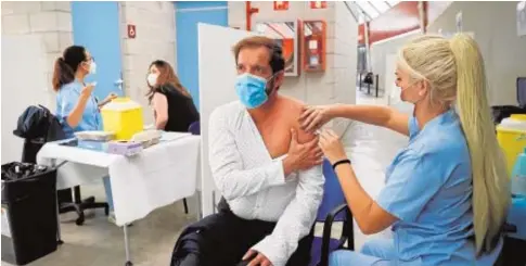  ?? // EFE ?? Un hombre se vacuna en San Sebastián. Más del 88% de la población diana en España ya tiene la pauta completa
