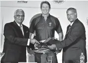  ??  ?? MRF’s K. M. Mammen exchanges documents with BCCI interim- president Shivlal Yadav in the presence of Glenn McGrath.