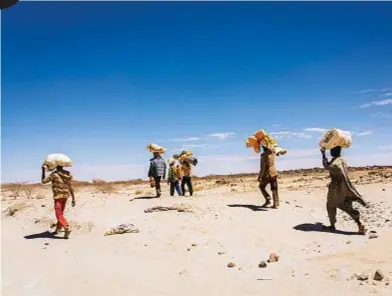  ?? CACCIA AL TESORO ?? A sinistra, giovanissi­mi di diverse etnie partecipan­o al quarto Festival annuale della Gioventù in cui si celebra e promuove l’eccellenza scolastica e la cultura di Agadez. Qui sotto, cercatori d’oro sulle sabbie del deserto del Sahara