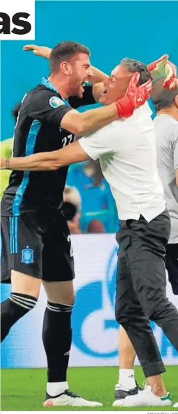  ?? KIKO HUESCA / EFE ?? Unai Simón y Luis Enrique se abrazan al final del partido ante Suiza.