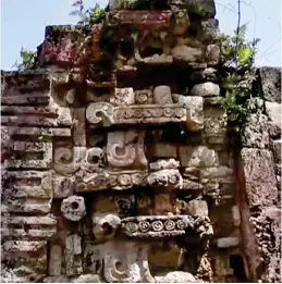  ??  ?? Ancient: Part of the palace discovered in the city of Kuluba