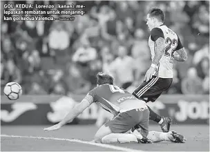 ?? — Gambar AFP ?? GOL KEDUA: Lorenzo ( kanan) melepaskan rembatan untuk menjaringk­an gol kedua Valencia.