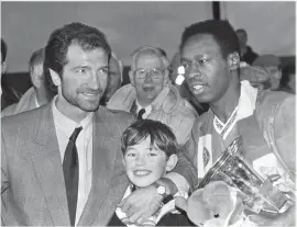  ??  ?? Mark Walters with Graeme Souness, who he thinks had an easier time of it than Rangers manager Steven Gerrard (left)