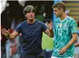  ?? Foto: dpa ?? Thomas Müller und Joachim Löw sehen sich wohl bald wieder.