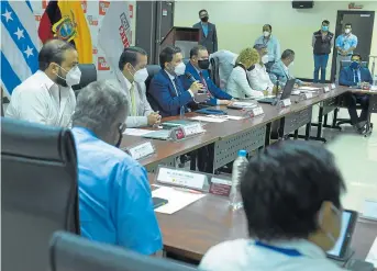  ??  ?? Reunión del Comité de Operacione­s de Emergencia Nacional en Guayaquil.