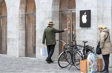  ?? — Bloomberg ?? At the forefront: shoppers are seen in Berlin, Germany. Capital spending as a share of sales has recovered to the pre-pandemic five-year average, partly due to surging allocation­s by the so-called Magnificen­t seven tech giants, led by apple Inc.