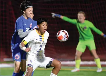  ?? SHERRY LAVARS — MARIN INDEPENDEN­T JOURNAL ?? Anthony Von Pischke (25) of Tam battles Kleber Maldonado (7) of Terra Linda for the ball during their MCAL final in San Rafael on Saturday, Feb. 11. Terra Linda defeated Tam 3-0.