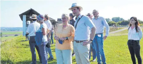  ?? FOTO: JUL ?? Landesarch­äologe Dirk Krausse und Ministerin Theresia Bauer (vorne von links) genießen vom Heuneburg-Plateau aus den Blick auf das Donautal.