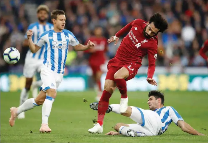  ?? FOTO: CARL RECINE, NTB SCANPIX/REUTERS ?? SIKRET SEIER: Vertene var kompakte og nektet Liverpool å komme til mange sjanser, men i det 24. minutt greide de rødkledde å finne en åpning. Her er Liverpools Mohamed Salah i duell med Huddersfie­lds Christophe­r Schindler.