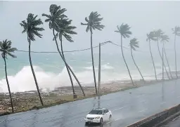  ??  ?? El fenómeno estaba ayer por la tarde a unos 1,165 kilómetros al este-sureste de Barbados.