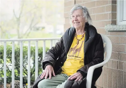  ?? MATHEW MCCARTHY WATERLOO REGION RECORD ?? Anne Innis Dagg, 87, the trail-blazing zoologist known as the Jane Goodall of Giraffes, sits on her porch in Waterloo. Innis Dagg became the first person to study giraffes in the wild in 1956, but was met with rejection from academia because she is a woman.