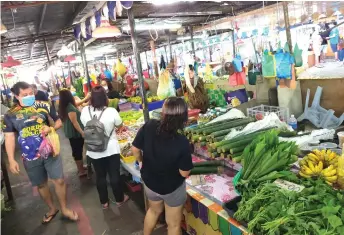  ??  ?? Last-minute shoppers throng Tamu Emart in Miri.