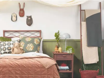  ?? ?? Repetition is key in this tween bedroom, where olive green, reddy brown and pale taupe evoke a ‘woodland’ themed space. Project by Laura Lynn Johnston, image by Bryce Carleton.