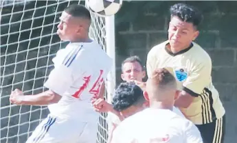  ?? FOTOS EFRAÍN MOLINA. ?? GARRA. El duelo entre los jugadores del Milán y La Siete fue intenso. Los primeros ganaron por la mínima diferencia de 1-0.