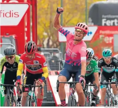  ?? KIKO HUESCA / EFE ?? El ciclista danés Magnus Cort Nielsen, del Education First, celebra su triunfo en la meta de Ciudad Rodrigo.
