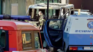  ??  ?? I rilievi
Nella notte tra il 22 e il 23 gennaio sono stati bruciati un furgone e un’auto della polizia locale nella scuola di via Boeri (foto Maule)