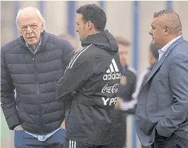  ??  ?? ¿Seguirá así? Menotti, Scaloni y Tapia, juntos en la Selección.